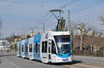 Be 6/8 Flexity 5028, mit der neuen IWB Werbung, fährt zur Haltestelle der Linie 3 an der Salinenstrasse.