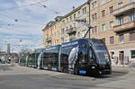 Be 6/8 Flexity 5016, mit der Werbung für Michael Kors, bedient die Haltestelle Morgartenring.