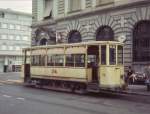 Strassenbahn Schwyz - Brunnen: Die Bahn besass nur 6 Motor- und 2 Anhängewagen. Hier steht Anhängewagen 12 mit dem hübschen Wappenschmuck vor der Post, Schwyz. Oktober 1963. 