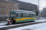 Schneepflug am Triebwagen  VBZ: Schneepflugtriebwagen 1925 der Verkehrsbetriebe Zürich beim Depot Escher-Wyss-Platz auf den nächsten Einsatz wartend am 9.