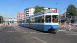 VBZ Tram 2000 kurz vor der Haltestelle Farbhof am 4.9.2019. Am Bildrand rechts erkennt man die Abzweigung zum Bahnhof Altstetten (Limmattalbahn, im Bau).