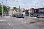 Zürich VBZ Tramlinie 4 (SWS/BBC/SAAS-Be 4/6 1672, Bj. 1968) Bahnhofbrücke / Bahnhofquai am 26. Juli 1993. - Scan eines Farbnegativs. Film: Kodak Gold 200-3. Kamera: Minolta XG-1.