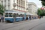 Zürich VBZ Tramlinie 11 (SWS/BBC-Be 4/6 2041, Bj. 1977) Paradeplatz am 26. Juli 1993. - Am Paradeplatz treffen sich viele Tramlinien, was den Fahrgästen die beste Möglichkeit gibt, ohne Probleme in eine andere Linie umzusteigen oder an die vielen Geschäfte in der Stadtmitte heranzukommen. - Scan eines Farbnegativs. Film: Kodak Gold 200-3. Kamera: Minolta XG-1. 