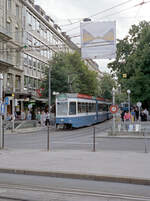 Zürich VBZ Tramlinie 11 (SWS/BBC-Be 4/6 2027, Bj. 1977) Bahnhofstrasse / Bahnhofplatz am 26. Juli 1993. - Die Tramlinien, welche die Stadtmitte bedienen, bieten den Fahrgästen die beste Möglickeit, die Bahnhofstrasse, die man die teuerste Einkaufsstraße der Welt genannt hat, bequem und umweltfreundlich zu erreichen. - Scan eines Farbnegativs. Film: Kodak Gold 200-3. Kamera: Minolta XG-1.