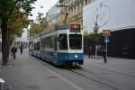 Am 14.10.2015 fährt diese Tram 2000 Sänfte  2099  auf der Linie 6. Aufgenommen in der Bahnhofstrasse Zürich.
