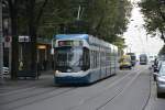 Am 14.10.2015 fährt diese Tram Cobra  3040  auf der Linie 2. Aufgenommen in der Bahnhofstrasse Zürich.
