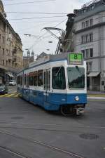 Diese Tram 2000  2062  fährt am 14.10.2015 auf der Linie 8 zum Hardplatz. Aufgenommen in Zürich, Bellevue.
