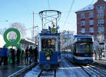 Am 9. Dezember 2017 konnten die Verkehrsbetriebe Zürich sowie die Basler Verkehrsbetriebe anlässlich von grossen Tramfesten Streckenausbauten einweihen, die ab dem kommenden Fahrplanwechsel vom 10. Dezember 2017 planmässig befahren werden.
VBZ Züri Linie TRAMVERBINDUNG HARDBRUECKE
Die neue Linie 8 schafft Anschluss quer durch Zürich
Ihre Vorteile:
1. Anwohner und Beschäftigte in den Kreisen 4 und 5 erhalten direkten Anschluss an die S-Bahnen am Bahnhof Hardbrücke.
2. Die Arbeitsplätze in Zürich-West werden noch besser erschlossen.
3. Zugpendler erhalten beim Bahnhof Hardbrücke einen bequemen Anschluss ans Zürcher Tramnetz.
4. Vom Paradeplatz und Stauffacher führt eine direkte Linie via Hardbrücke ins Hardturm-Quartier.
5. Die Tramlinie verbindet die Kultur-und Unterhaltungsangebote der beiden lebhaften Quartiere 4 und 5.
Impressionen vom 9. Dezember 2017.
Foto: Walter Ruetsch