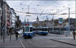 Zwei Straßenbahnen, zwei Türme -     Begegnung zweier Tram 2000 der Linien 15 und 4 an der Umsteigehaltestelle Central in Zürich.