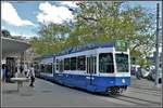 Tram 2000 Sänfte Be 4-8 2121 am Bellevue in Zürich. (09.05.2019)
