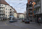 Mehr Fahrdrähte -

... als die Tram alleine benötigt. 

Ein Cobra-Tram der Linie 9 in der Birmensdorferstrasse in Zürich-Wiedikon. Dieser Streckenabschnitt wird auch vom Trolleybus befahren, der gesonderte Fahrleitungen braucht.

12.03.2019 (M)