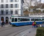 Linie 11 Wagennummer 2066 beim Bahnhof Stadelhofen.