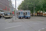 Zürich VBZ Tramlinie 15 (SWP/SIG/BBC-Be 4/6 2075, Bj. 1986) / Tramlinie 11 (SWS/BBC-Be 4/6 2021, Bj. 1977) Theaterstrasse / Bellevueplatz am 26. Juli 1993. - Mit Ausnahme der Trolleybuslinie 31 hatten alle Buslinien Linienführungen außerhalb des Stadtzentrums; die Vorstadt-/Überlandbuslinie 912 endete deshalb am Bellevueplatz, wo die Fahrgäste in die leistungsfähigen und umweltfreundlichen Tramlinien (2, 4, 5, 8, 9, 11, 15) umsteigen konnten. - Scan eines Farbnegativs. Film: Kodak Gold 200-3. Kamera: Minolta XG-1.