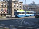 Tram 2000 2077+2066 fahren am 9.3.08 ber den Bahnhofplatz beim HB Zrich und werden gleich in die berhmte Bahnhofstrasse einbiegen.