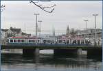 Ein Cobra Tram berquert die Limmat. (18.03.2008)