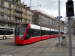 Bernmobil Nr. 659 (Siemens Combino Classic Be 6/8) am 8.4.2010 in Zrich, Bellevue. Nein, es gibt keine durchgehende Tramlinie von Bern nach Zrich. Viel mehr sieht man hier das 2. VBZ-Tramcasting, wo ein Combino nach dessen Produktion statt nach Bern, nach Zrich kam, um ihn zu testen. Er fuhr (nur bis zum 9.4.10) auf der Linie 11 Auzelg - Rehalp.