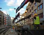 Gleiserneuerung an der Birmensdorferstrasse. In ein paar Sekunden wird das am Kran hngende Gleis an der gewnschten Stelle sein. Kaum zu glauben, dass am bernchsten Tag (06. Sept.) wieder Trams fahren. Schmiede Wiedikon, 04. Sept. 2010, 19:08