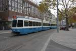 Diese Tram 2000  2066  fährt am 14.10.2015 auf der Linie 2 zum Farbhof. Aufgenommen in Zürich, Bellevue. 