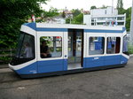 Trammuseum Zürich - Kindertram 4001 das sich mit etwas Muskelkraft für Kinder ganz einfach mit drehen des Steuerrad im Führerstand bewegen lässt, auf dem Areal des Trammuseum in Zürich am 28.05.2016