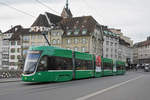 Be 6/8 Flexity 5031, auf der Linie 14, überquert die Mittlere Rheinbrücke.