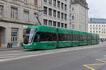 Be 6/8 Flexity 5025, auf der Linie 1, fährt am 24.01.2024 zur Haltestelle Markthalle.