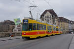 Doppeltraktion, mit dem Be 4/8 235 und dem Be 4/6 263, auf der Linie 17, überquert die Mittlere Rheinbrücke.