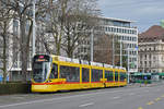 Be 6/10 Tango 155, auf der Linie 11, verlässt die Haltestelle Aeschenplatz.