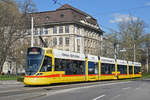 Be 6/10 Tango 159, auf der Linie 11, fährt zur Haltestelle am Bahnhof SBB.