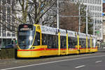 Be 6/10 Tango 173, auf der Linie 11, fährt zur Haltestelle am Bahnhof SBB.