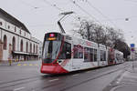 Be 6/10 Tango 187 mit der Werbung für den Wohnpark Binzen, auf der Linie 11, verlässt die Haltestelle Universitätsspital.