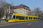 Be 6/10 Tango 157, auf der Linie 11, fährt zur Haltestelle am Bahnhof SBB.