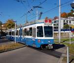 Linie 2 Wagennummer 2045  Riesbach  beim Bahnhof Tiefenbrunnen. Dieser Wagen fährt sehr selten auf der Linie 2. Datum: 23. 10. 2021