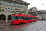 Be 4/6 Vevey Tram 734, auf der Linie 7, bedient am 17.04.2023 die Haltestelle Zytglogge beim Casinoplatz.