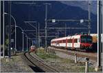 Während der RegioAlps Domino Regionalzug 6117 von St-Gingolph nach Brig in Kürze den Bahnhof von Martigny erreicht, ist der M-C BDeh 4/4 N° 8 im Hintergrund schon auf den Weg nach