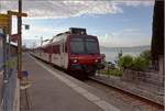 RBDe 560 415 in Saint-Gingolph. Der letzte Mast befindet sich auf der Grenze, im Hintergrund kann der Blick ber den Genfer See ins Laveaux schweifen. Juni 2017.