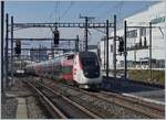 Der TGV Lyria 9269 (Paris Gare de Lyon ab 11:54 / Lausanne an 15:37) hat sein Ziel schon fast erreicht, als er sich Prilly-Malley nähert. Im Hintergrund, etwas durch den Zug verdeckt die neue Überwerfung nach Renens VD. 

21. Februar 2023