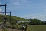 Der SNCF TER 96558 von Genève nach Lyon Perrache nähert sich Russin, und so müssen sich die Wanderer kurz gedulden, bevor sie weiter gehen dürfen.
20. Juni 2016