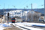 Die französische Strecke Les Verrières - Pontarlier: Geschoben vom Triebwagen 562 001  fährt der SBB-Zug aus Pontarlier aus ins Jura-Gebirge hinein.