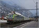 Hart an der Schneefallgrenze habe ich doch ein paar Flocken erhascht und die BLS Re 475 409 mit einem langen Tranisitgüterzug bei der Durchfahrt in Kandersteg fotografiert.