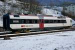 Hinteransicht des RBDe 560 253-7 der am 22.1.18 wegen eines Erdrutsches bei Lommiswil entgleiste, steht mit den Drehgestellen auf Diplory am 13.2.18 beim Bahnhof Moutier.