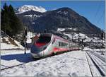 Ein FS Trenitalia ETR 610 hat den Gotthard Tunnel verlassen und erreicht auf seiner Fahrt nach Milano  in Airolo die schneebedeckte  Sonnenstube  der Schweiz.