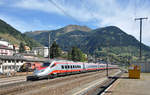 Bei angenehmen Herbstwetter wird der Bahnhof Airolo von einem FS ETR 610 auf seinem Weg nach Norden durchfahren.