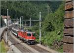 Die SBB Re 4/4 II 11158 verlässt mit ihrem  Gotthard IR nach Locarno den Bahnhof Rodi Fiesso und beginnt nun ihre Fahrt durch die Dazio Grande Richtung Faido.