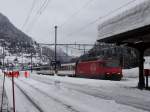 Während die Sonnenstube im Schnee versinkt, wartet die Nordschweiz vergebens auf die weisse Pracht: Re 460 018 mit IR bei der Einfahrt in Airolo am 02.02.2014