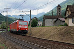 SBB/DB: Ein Doppelpaket der BR 185 mit einem Güterzug bei Giornico auf der Fahrt in den Süden am 28.