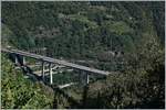 Dank der unübersehbaren Autobahnbrücke kaum zu sehen, mit welcher Genialität die Konstrukteure der Gotthardbahn vor über 100 Jahren die Strecke in die Landschaft gebettet haben: