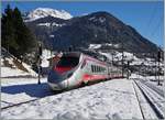 Ein FS Trenitalia ETR 610 hat den Gotthard Tunnel verlassen und erreicht auf seiner Fahrt nach Milano  in Airolo die schneebedeckte  Sonnenstube  der Schweiz.
11. Feb. 2016