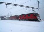 Mit einem Leerzug kmpft sich dieses Re 10/10-Packet durch die Schneemassen bei Faido am 10.12.2008