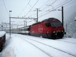 Fr dieses Foto stand ich einen Meter tief im Schnee: Die Re 460 007 verlsst mit ihrem IR nach Zrich HB Faido am 10.12.2008
