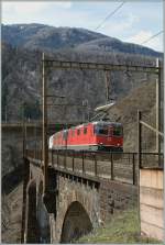  Re 10/10  mit einem Gterzug auf der Pianotondo-Viadukt in der Biaschina.